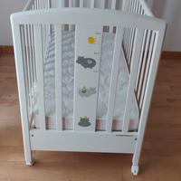 lettino per bambini in legno con materasso