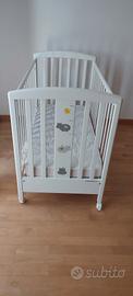 lettino per bambini in legno con materasso
