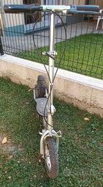 Bici monopattino a pedalata o pedaler con freno