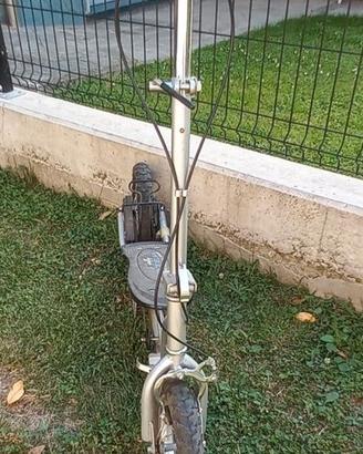 Bici monopattino a pedalata o pedaler con freno