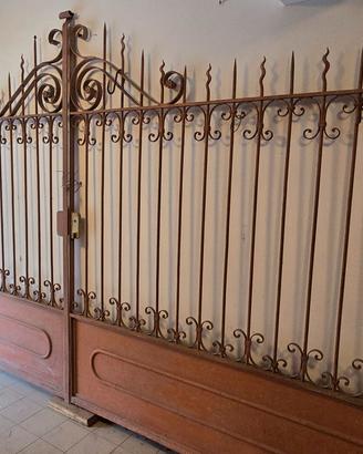 Cancello antico in ferro batturo