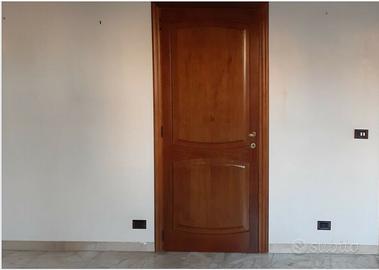 Porta a battente in legno massello apertura destra