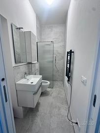 Camera single con letto francese arredata Ferrara
