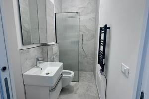 Camera single con letto francese arredata Ferrara