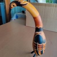 statuetta a forma di uccello ricavata da una zucca