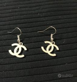 Orecchini pendenti in metallo logo doppia C