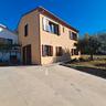 ampia-struttura-polivalente-con-giardino