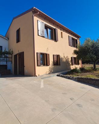 Ampia Struttura Polivalente con Giardino