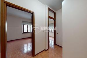 COMODO BILOCALE SENZA BARRIERE IN CONTESTO CORTILI