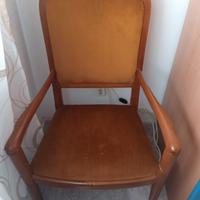 poltroncina in noce chiaro 