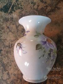 Vaso in ceramica dipinto a mano con bordi in oro