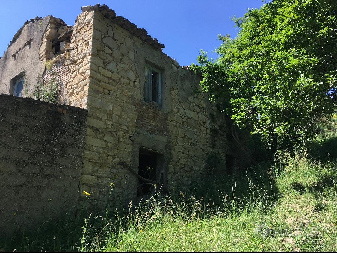 Rustico in pietra e 5 ettari di terreno - Vista 2