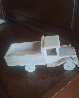 giocattolo camion in legno grezzo o découpage