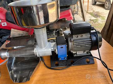 Macchinetta per salsa di pomodori