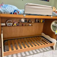Letto a castello con vani portaoggetti