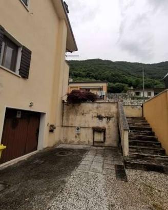 Appartamento di 105 m² con 5 locali e box auto a F