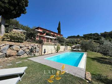Villa di 400 m² con più di 5 locali e box auto a C