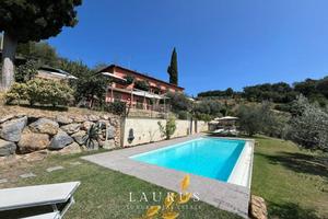 Villa di 400 m² con più di 5 locali e box auto a C