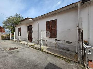 CASA SEMINDIPENDENTE A FROSINONE