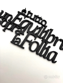 Scritta “È tutto un equilibrio sopra la follia” VR