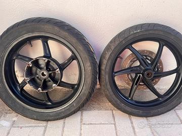 Cerchi e gomme sh 300 sport