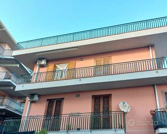 Aci trezza: 3 vani + posto auto (a reddito)