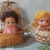Bambole in cesto
