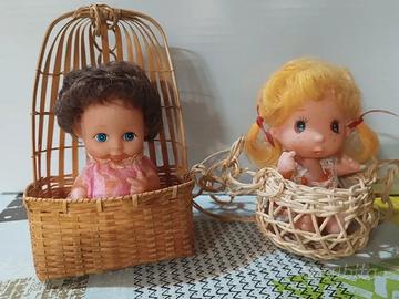 Bambole in cesto