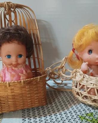 Bambole in cesto