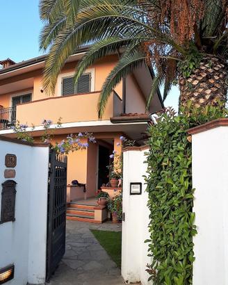 Villa bifamiliare in Versilia