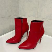 Stivaletto rosso Prima donna.