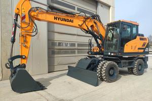 Escavatore gommato usato HYUNDAI HW140