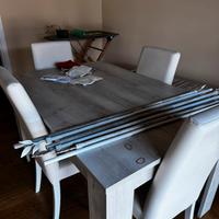 Tavolo con quattro sedie