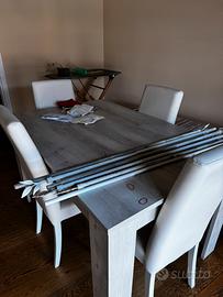 Tavolo con quattro sedie