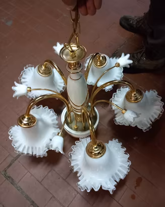 Coppia di lampadari classici in ottone e vetro