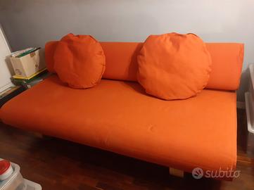 divano letto IKEA a una piazza.