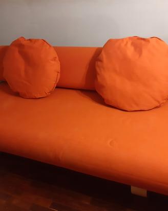 divano letto IKEA a una piazza.