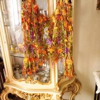 Completo in lino ricamato.