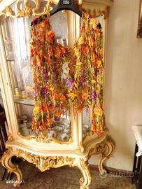 Completo in lino ricamato.