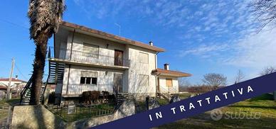 Villa di 420 m² con più di 5 locali e box auto a G