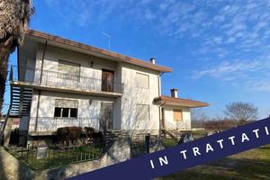 Villa di 420 m² con più di 5 locali e box auto a G