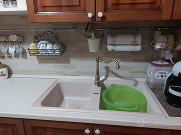 lavandino e rubinetto