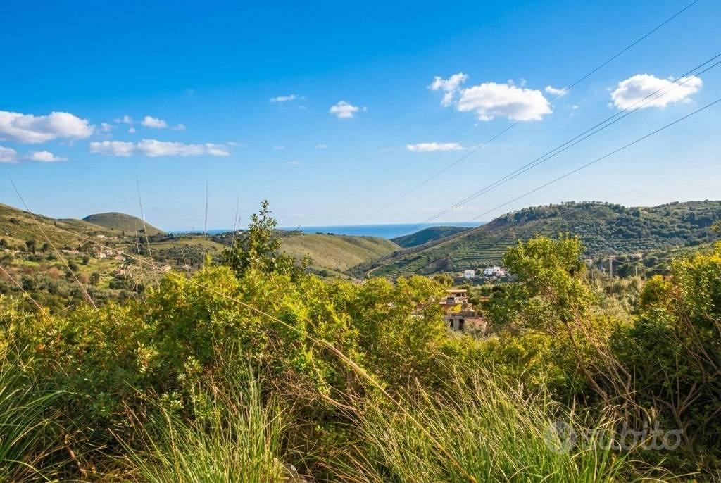 Rustico / Casale di 350 m² con più di 5 locali a I - Vista 3