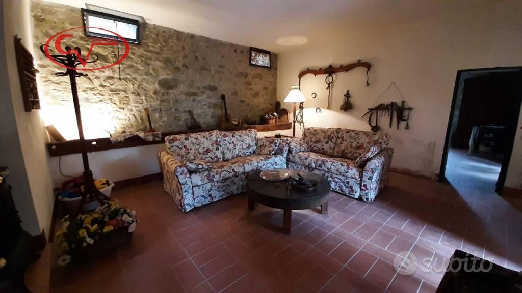 Rustico / Casale di 260 m² con più di 5 locali a L - Vista 3