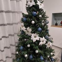 Albero di Natale con addobbi e luci