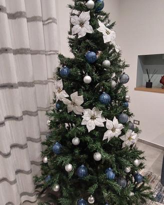 Albero di Natale con addobbi e luci