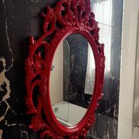specchio con cornice rossa