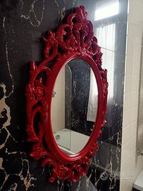 specchio con cornice rossa