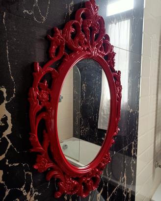 specchio con cornice rossa