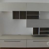 parete attrezzata con cassetti e vani aperti 